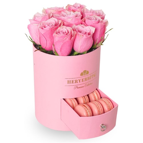 Premium Pembe Kutuda Pembe Güller ve Macaron